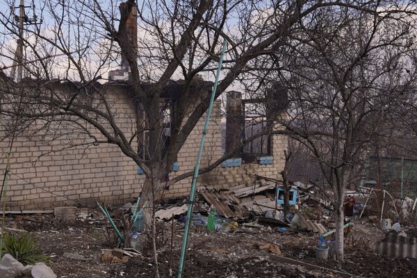 Последствия артиллерийского удара Вооруженных сил Украины по селу Пионерское в ЛНР - Sputnik Беларусь
