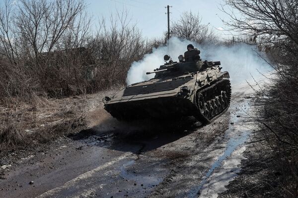 Украинские военнослужащие едут на БМП на передовой возле села Зайцево в Донецкой области 19 февраля 2022 года. - Sputnik Беларусь