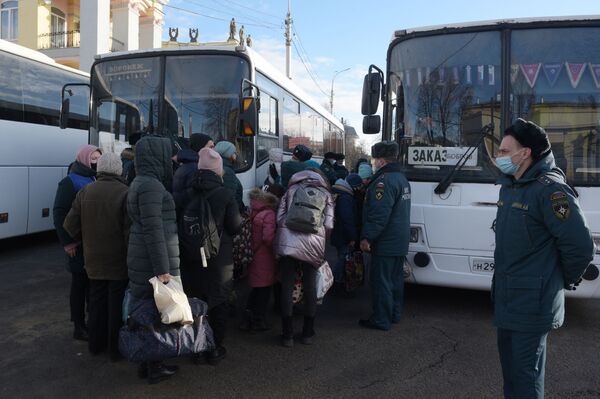 Жители Донбасса у автобусов, на которых беженцев отвезут на пункты временного пребывания.  - Sputnik Беларусь