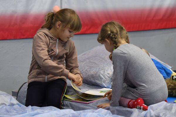 Дети в пункте временного размещения беженцев в Таганроге - Sputnik Беларусь