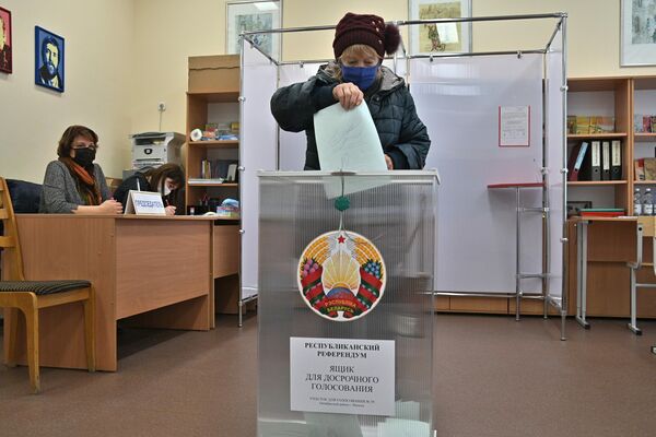 Досрочное голосование на референдуме в Минске - Sputnik Беларусь