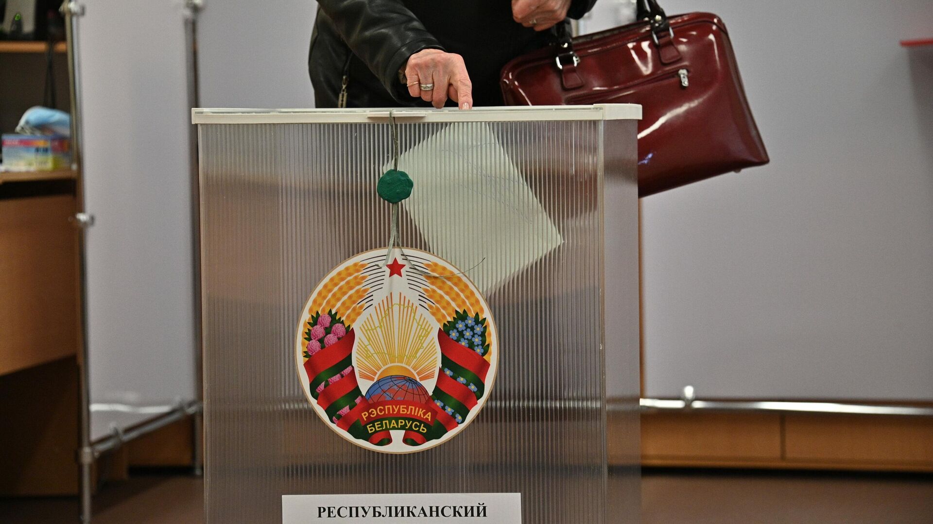 
Досрочное голосование на референдуме в Минске - Sputnik Беларусь, 1920, 25.02.2022