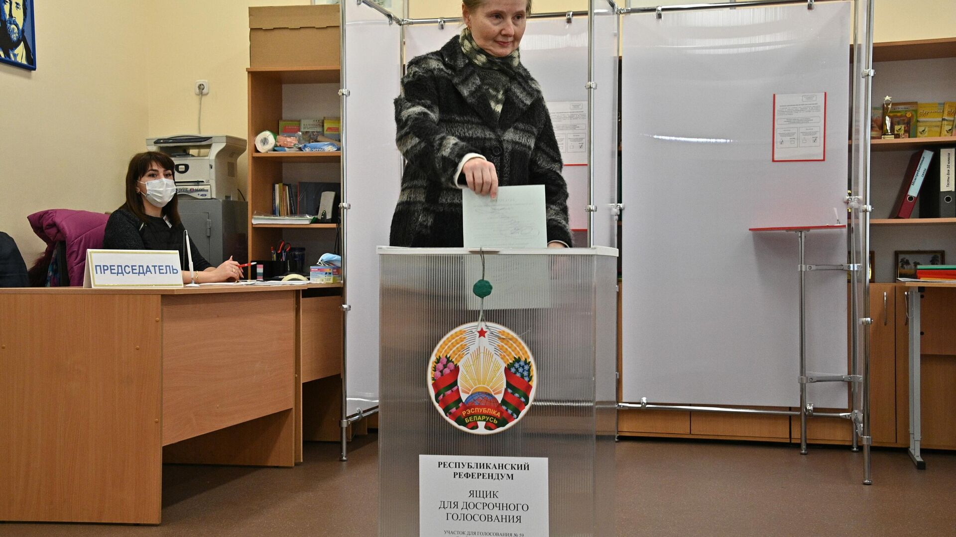
Досрочное голосование на референдуме в Минске - Sputnik Беларусь, 1920, 23.02.2022