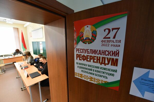 
Досрочное голосование на референдуме в Минске - Sputnik Беларусь