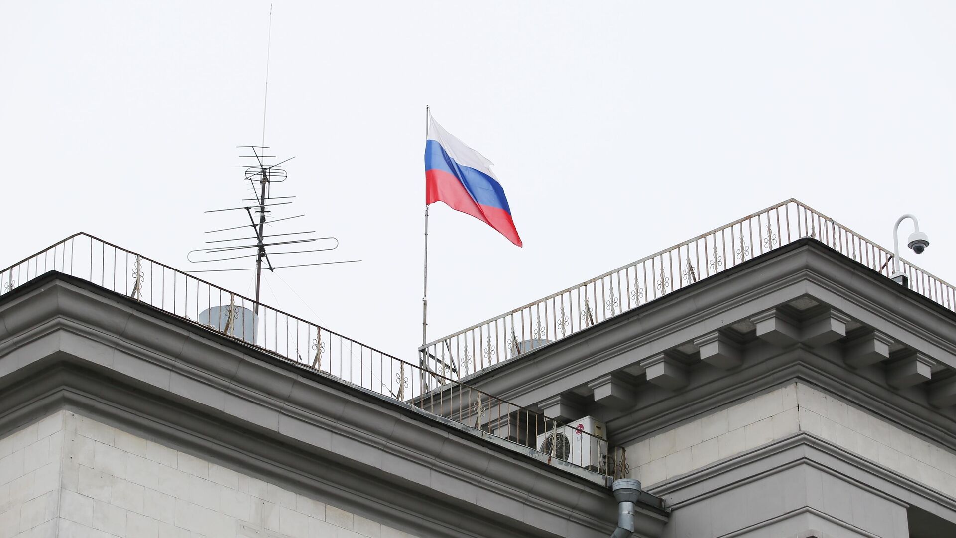 Российский флаг на здании Посольства Российской Федерации в Киеве - Sputnik Беларусь, 1920, 22.02.2022