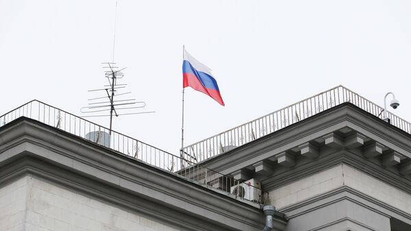 Российский флаг на здании Посольства Российской Федерации в Киеве - Sputnik Беларусь
