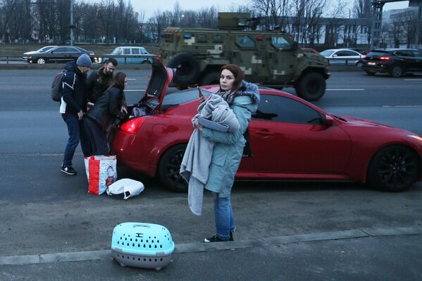 Жители столицы складывают свои вещи в машину на одной из улиц в Киеве. - Sputnik Беларусь