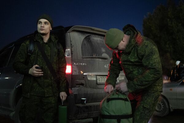 Мужчины на мобилизационном пункте возле Луганского педагогического университета. - Sputnik Беларусь