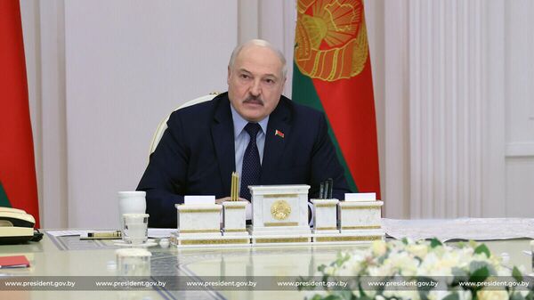 Президент Беларуси Александр Лукашенко 24 февраля провел оперативное совещание с военными - Sputnik Беларусь
