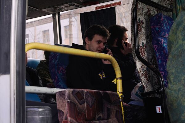 Мужчыны падчас пасадкі ў аўтобусы каля мабілізацыйнага пункта ў Луганску. - Sputnik Беларусь