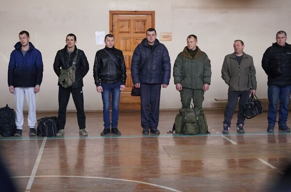 Мужчины на мобилизационном пункте в спортзале Луганского педагогического университета - Sputnik Беларусь