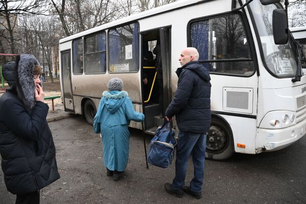 Мужчины, явившиеся в пункт предварительного сбора граждан в Черногвардейском районе города Макеевка в автобусе - Sputnik Беларусь