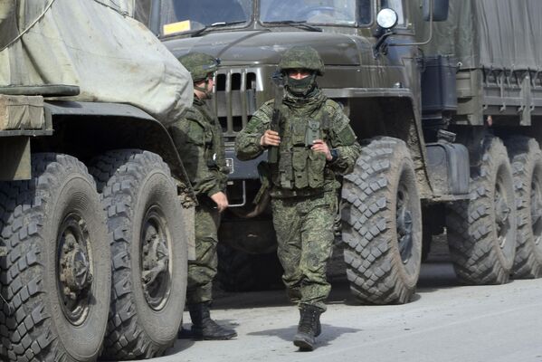 Ситуация на границе Крыма с Украиной: военнослужащие РФ в Армянске - Sputnik Беларусь