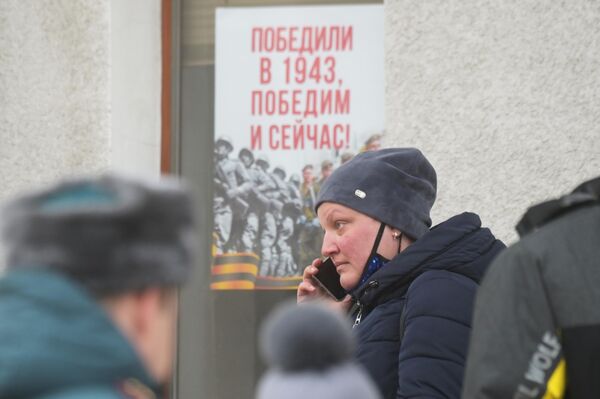 Жители Донецкой народной республики ждут автобуса возле Дома культуры, чтобы эвакуироваться в Россию. - Sputnik Беларусь