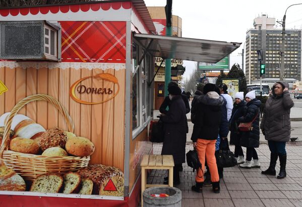 Ситуация в Луганске: жители Луганска покупают хлебобулочные изделия - Sputnik Беларусь