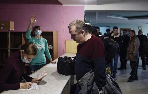 Мужчины во временном призывном пункте в Луганске - Sputnik Беларусь