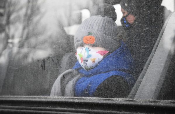 Мальчик в автобусе в Донецке во время эвакуации на территорию России - Sputnik Беларусь