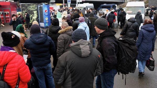 Люди ждут на автобусов, чтобы отправиться в западные районы Украины - Sputnik Беларусь