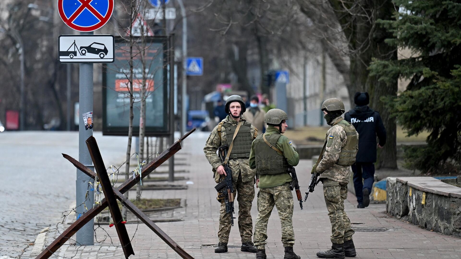 Военнослужащие Вооруженных сил Украины блокируют дорогу в Киеве - Sputnik Беларусь, 1920, 25.02.2022