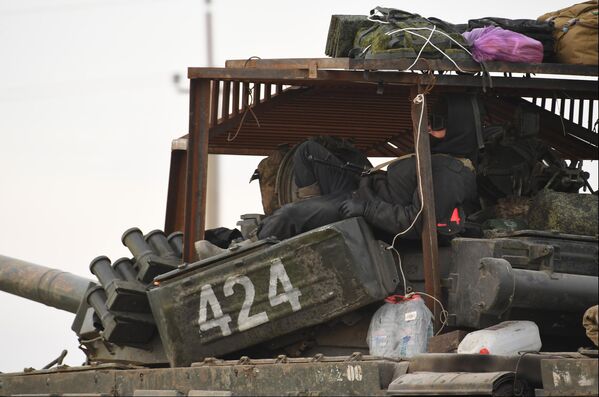 Член экипажа на танке Т-72 на КПП Джанкой в северной части Крыма. - Sputnik Беларусь