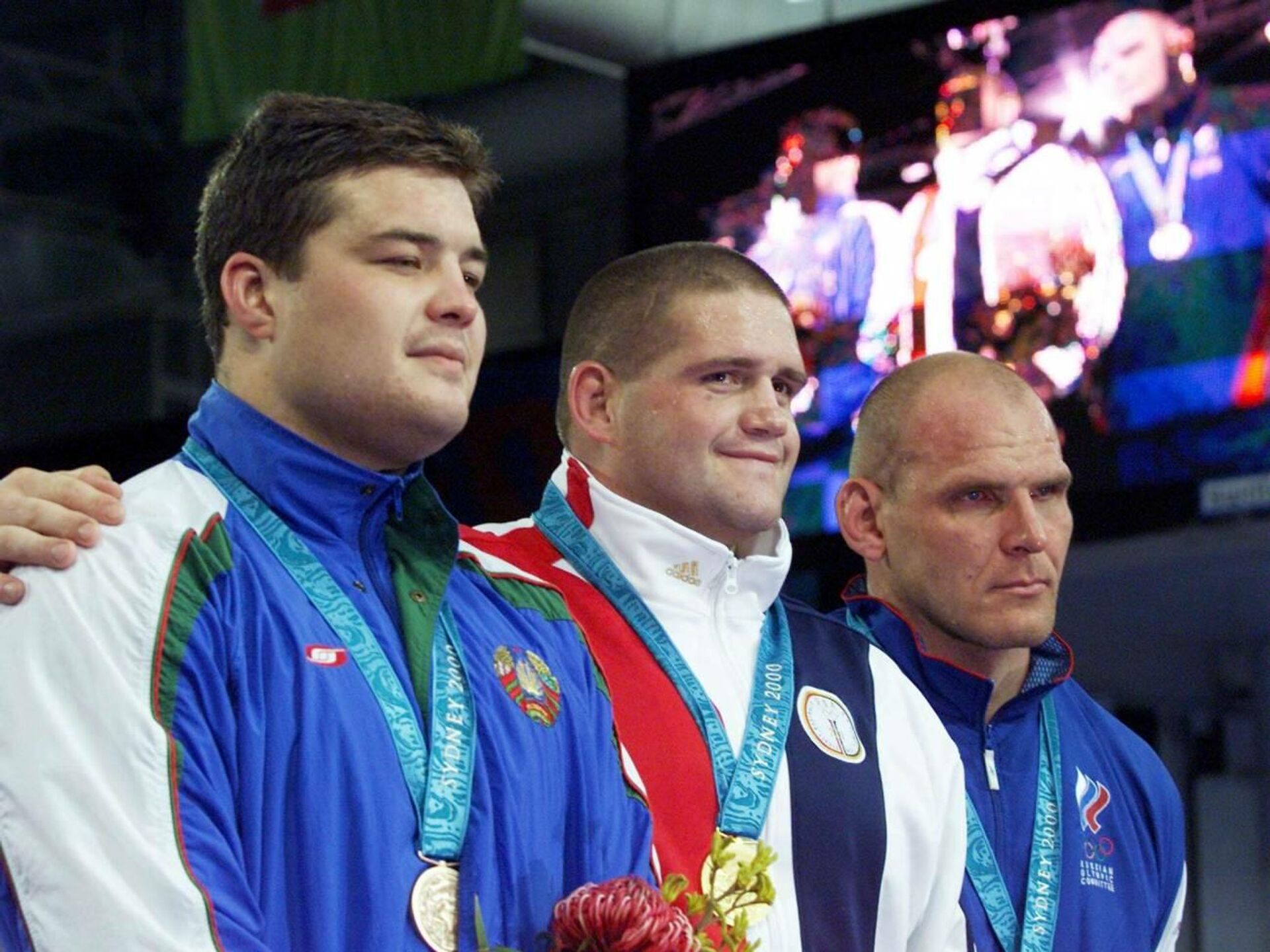 Дмитрий Дебелка (на переднем плане) с бронзовой медалью Олимпиады в Сиднее - Sputnik Беларусь, 1920, 30.12.2022
