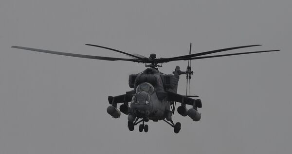 Ударный вертолет Ми-24 ВКС РФ в небе над Армянском. - Sputnik Беларусь