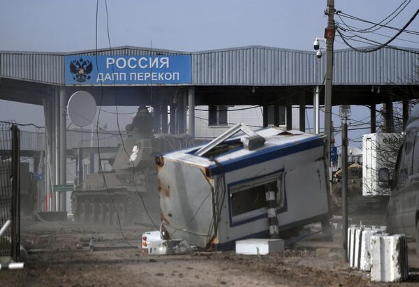 Самоходная артиллерийская установка (САУ) Акация ВС РФ на границе Крыма с Украиной - Sputnik Беларусь