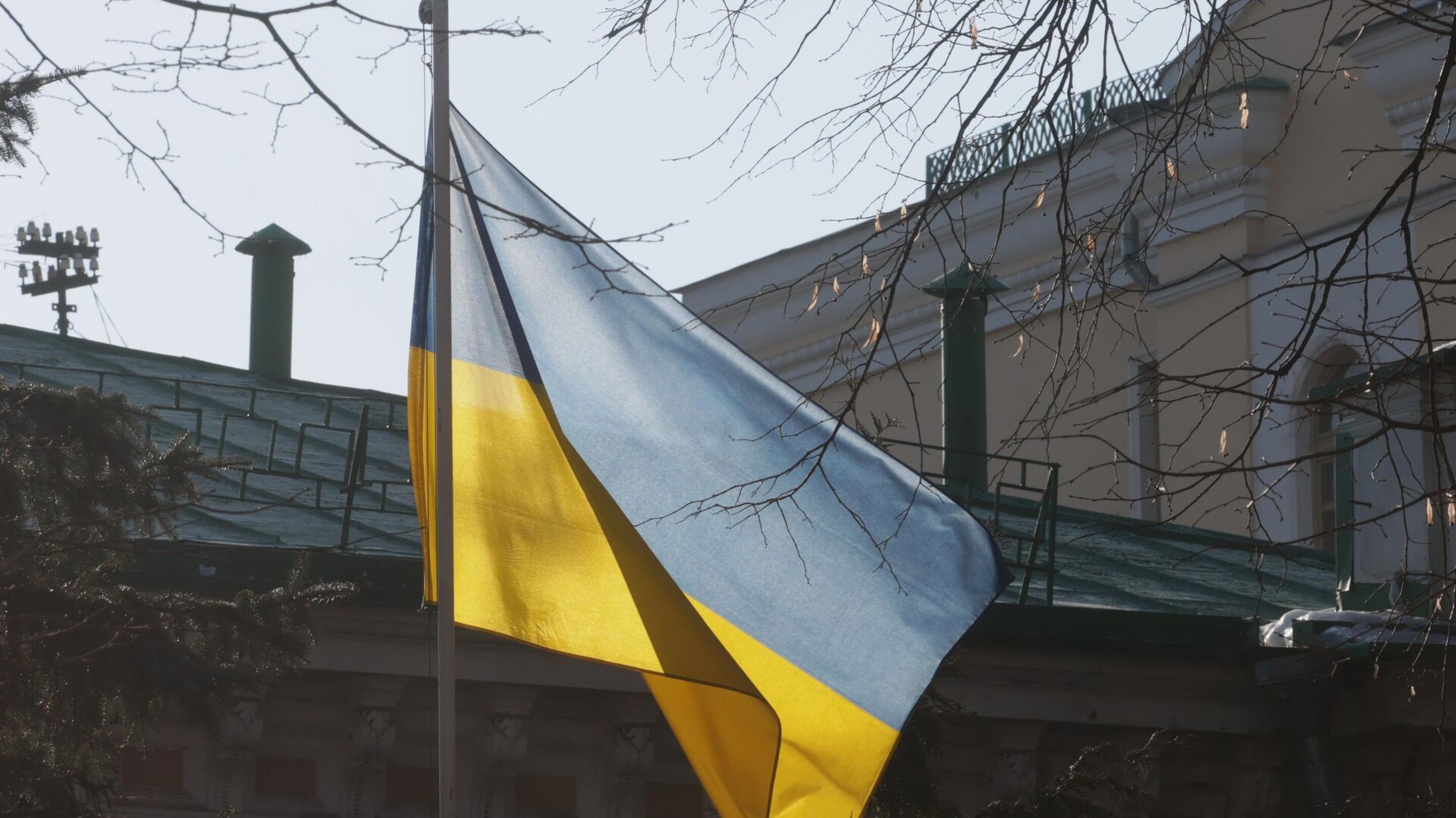Флаг у здания посольства Украины в Москве - Sputnik Беларусь, 1920, 25.02.2022