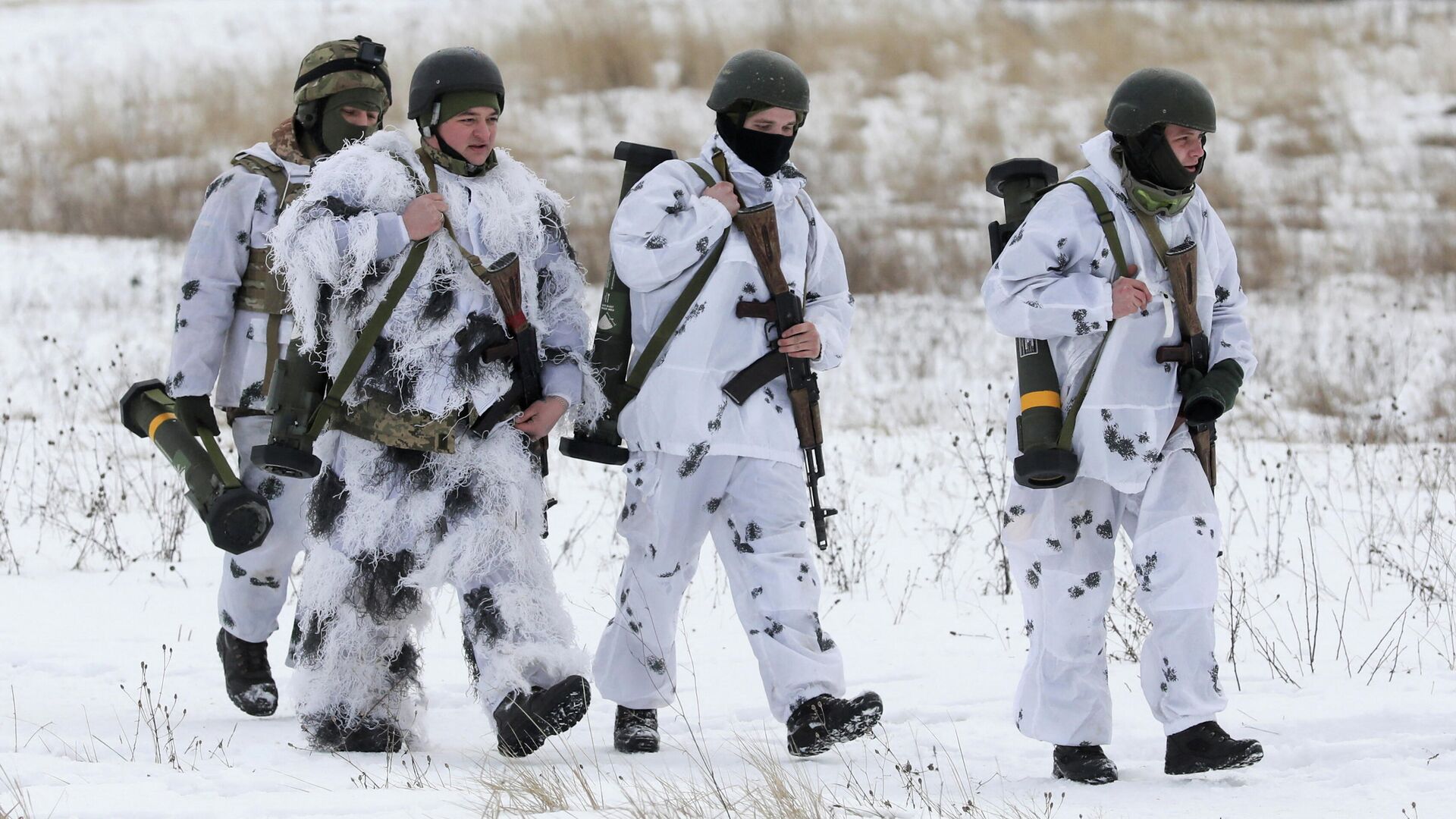 Украинские военнослужащие ходят с боеприпасами M141 Bunker Defeat Munition, поставленными Соединенными Штатами - Sputnik Беларусь, 1920, 27.02.2022
