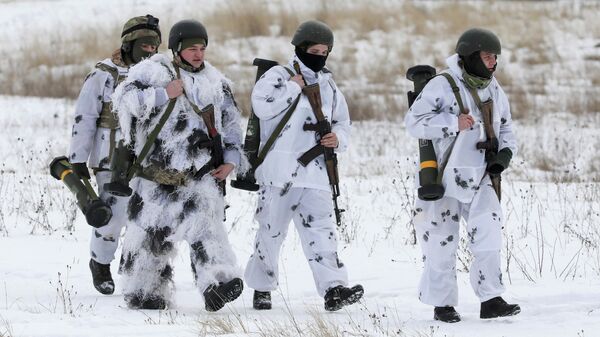 Украинские военнослужащие ходят с боеприпасами M141 Bunker Defeat Munition, поставленными Соединенными Штатами - Sputnik Беларусь