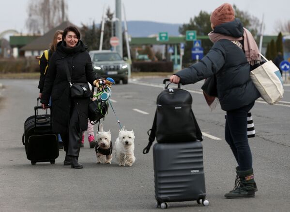 Люди, бегущие из Украины, прибывают и в Венгрию. - Sputnik Беларусь