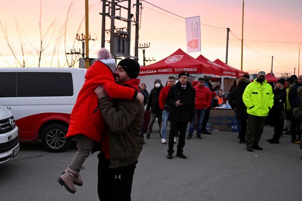 Ребенок обнимает родственника после прибытия в Словакию. - Sputnik Беларусь