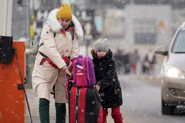 Женщина и ее дочь выходят из пограничного перехода в Медыке, Польша. - Sputnik Беларусь