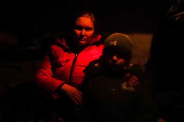 Женщина с ребенком в подвале жилого дома в Волновахе - Sputnik Беларусь