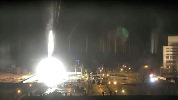 На кадрах камеры назірання відаць, як на Запарожскай АЭС падчас абстрэлу ў Энергадары ўпала сігнальная ракета - Sputnik Беларусь