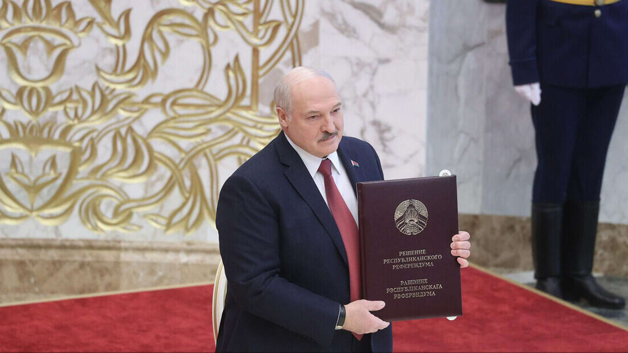 Принятие конституции беларуси. Лукашенко Конституция. Лукашенко собрание.