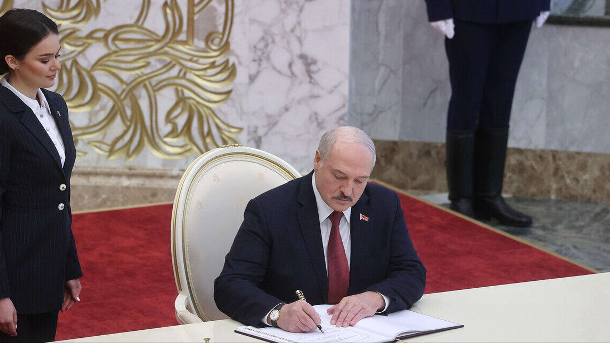 Лукашенко подписал указ о переводе госорганов. Лукашенко 2022. Лукашенко подписывает. Коля Лукашенко 2022.