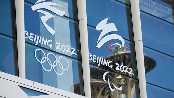 Логотипы XXIV Олимпийских игр и XIII Паралимпийских игр на окнах медиацентра в Пекине - Sputnik Беларусь
