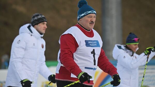Аляксандр Лукашэнка з сынам Мікалаем на спартыўным свяце Мінская лыжня -2022 у Раўбічах - Sputnik Беларусь