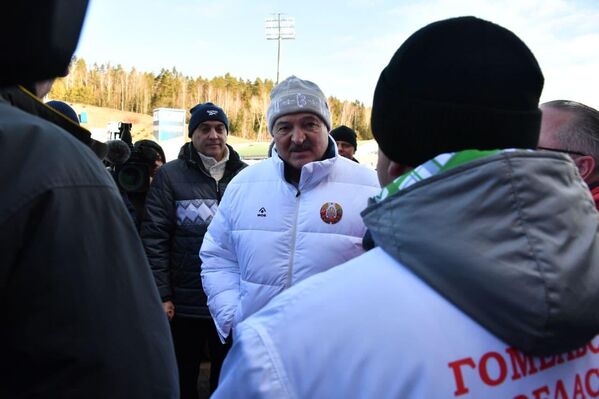 Глава государства пообщался с чиновниками высшего ранга - они тоже соревновались в биатлоне - Sputnik Беларусь