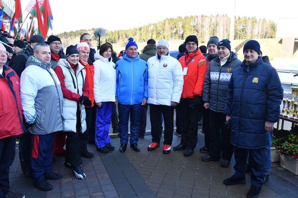 На старт &quot;Минской лыжни 2022&quot; в Раубичах вышел весь политический бомонд страны - Sputnik Беларусь