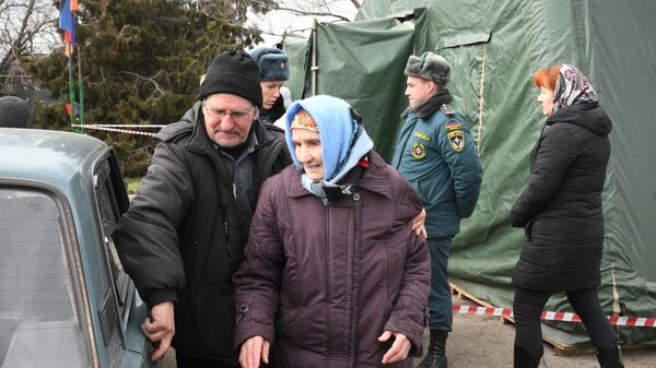 Жители Мариуполя покидают город при помощи гуманитарного коридора, организованного МЧС ДНР - Sputnik Беларусь