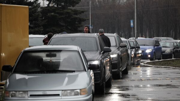 Люди в очереди на автомобили готовятся покинуть Мариуполь - Sputnik Беларусь