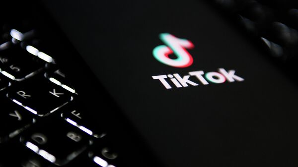 Значок TikTok на экране мабільнага тэлефона - Sputnik Беларусь