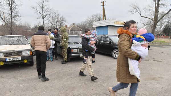 Бежанцы з Марыўпаля, якім, нягледзячы на абстрэлы, удалося пакінуць горад - Sputnik Беларусь