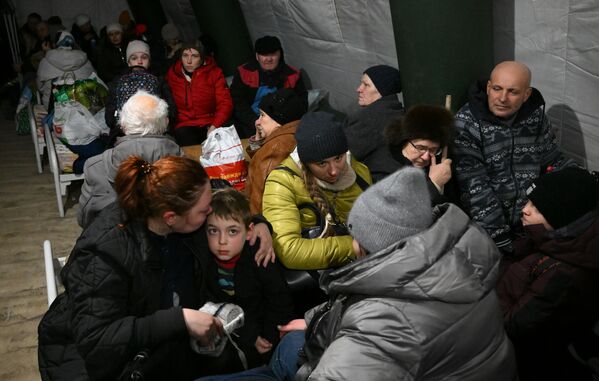 Беженцы из Мариуполя в селе Безыменное в Новоазовском районе. - Sputnik Беларусь