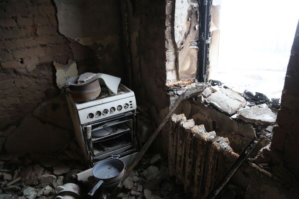 Кухня ў жылым доме, пашкоджаным у выніку абстрэлаў. - Sputnik Беларусь