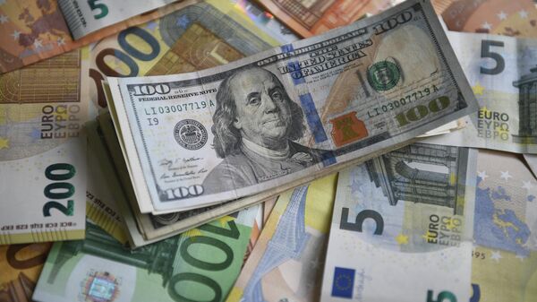 Денежные купюры: евро и доллар - Sputnik Беларусь