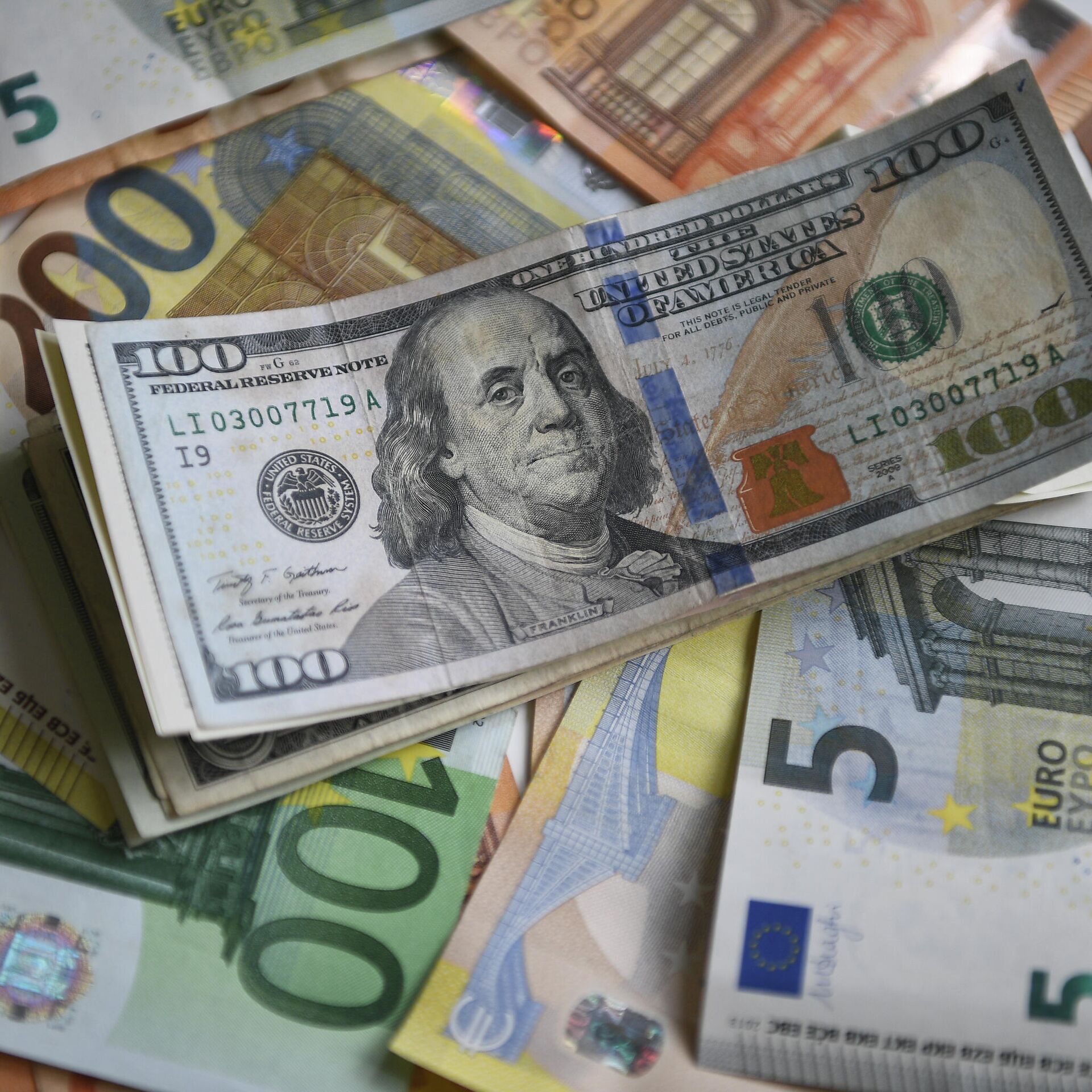 Доллар б рублях. Доллар и евро. Доллар фото. Евро валюта. Иностранная валюта.