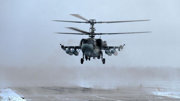 Российский вертолет Ка-52 Аллигатор уничтожает украинскую бронетехнику  - Sputnik Беларусь